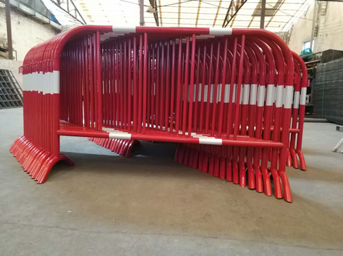 中國建筑大紅色鐵馬護(hù)欄